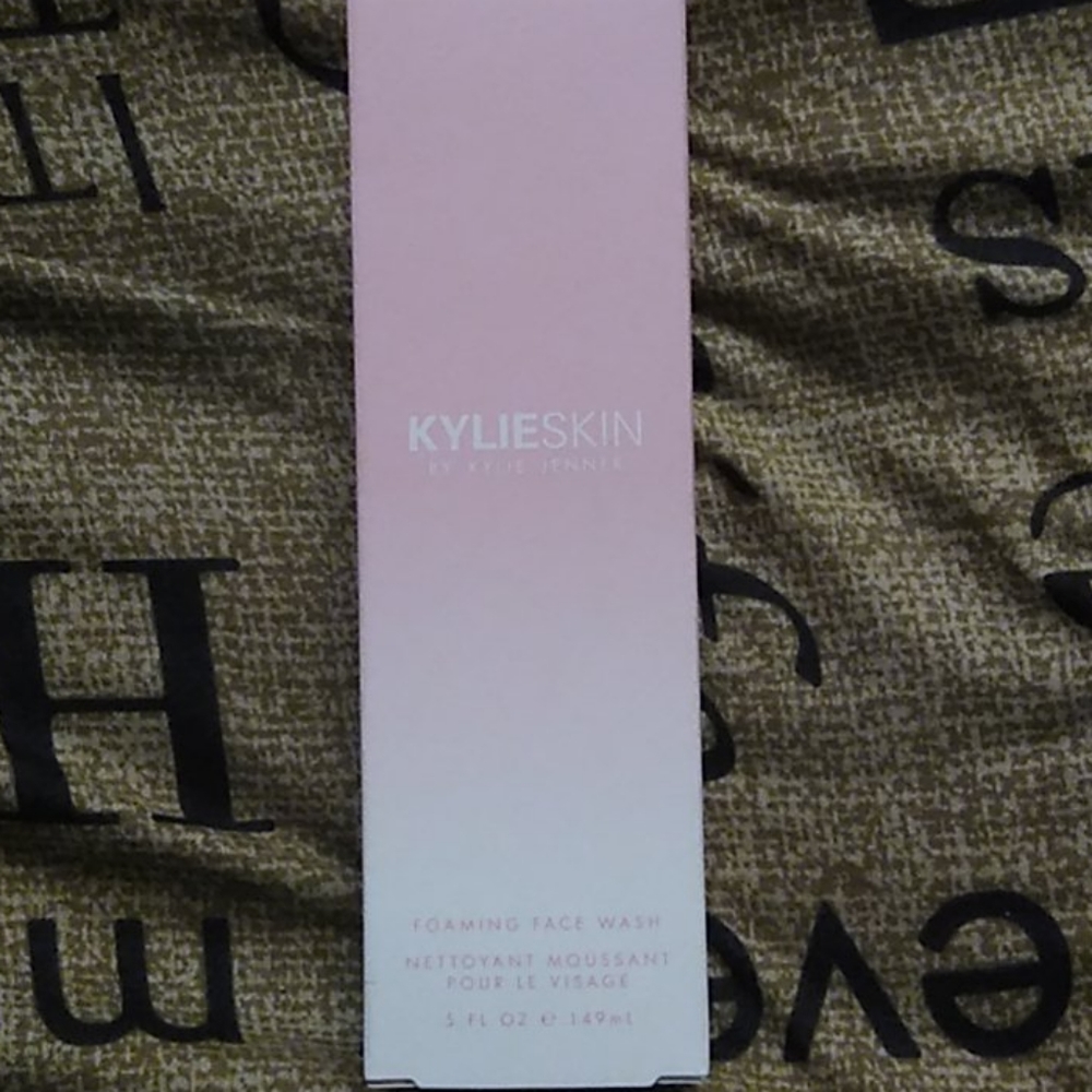 Kylie skin foaming face wash